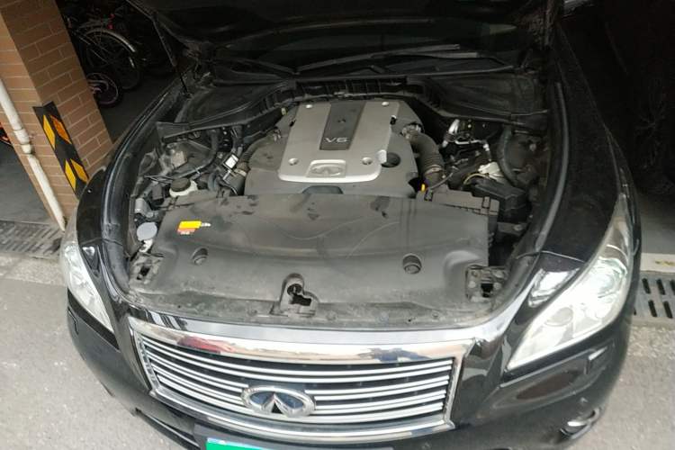 Used Infiniti M Series 2011 M25 Comfort Model Engine Bay
