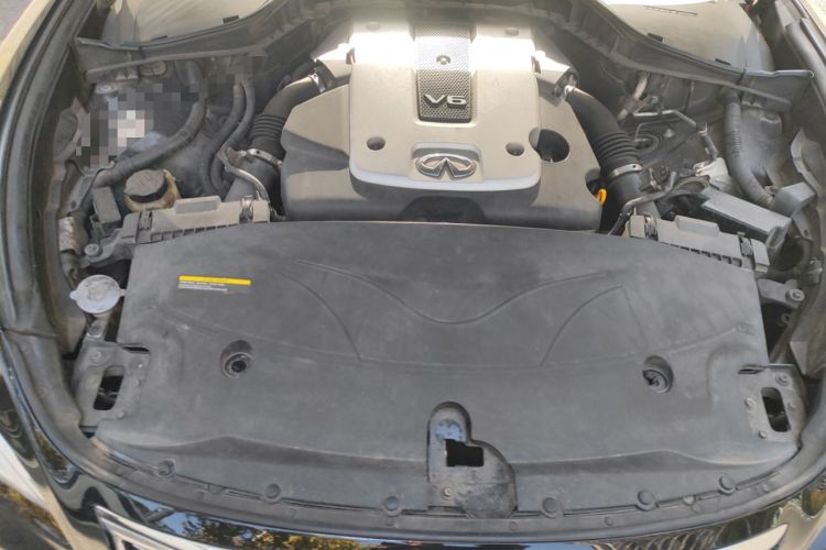 Used Infiniti M Series 2011 M25 Luxury Model Engine Bay