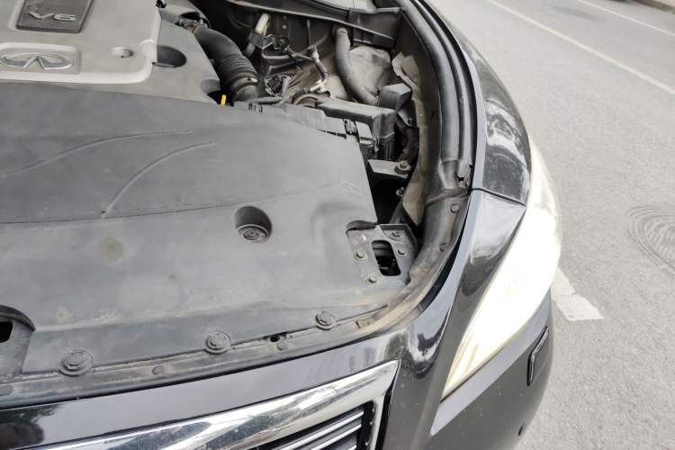 Used Infiniti M Series 2011 M25 Luxury Model Engine Bay Left