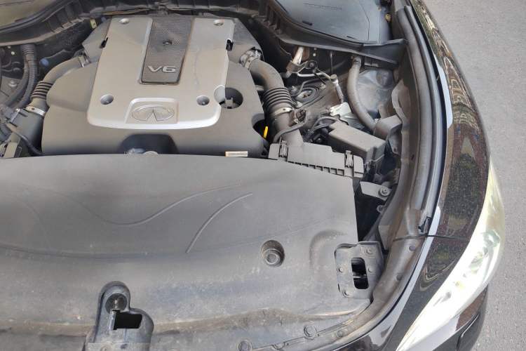 Used Infiniti M Series 2011 M25 Luxury Model Engine Bay Left