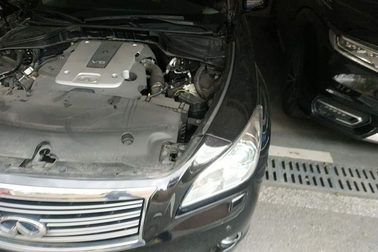 Used Infiniti M Series 2011 M25 Comfort Model Engine Bay Left