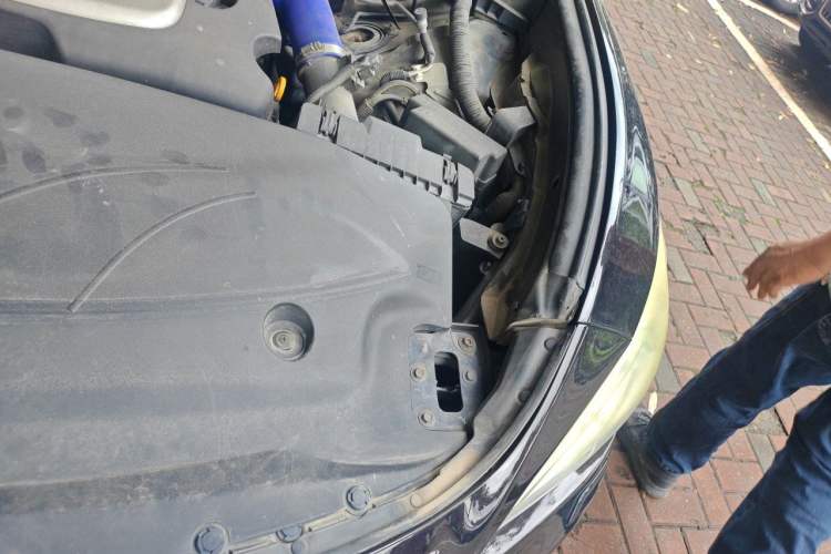 Used Infiniti M Series 2011 M25 Comfort Model Engine Bay Left
