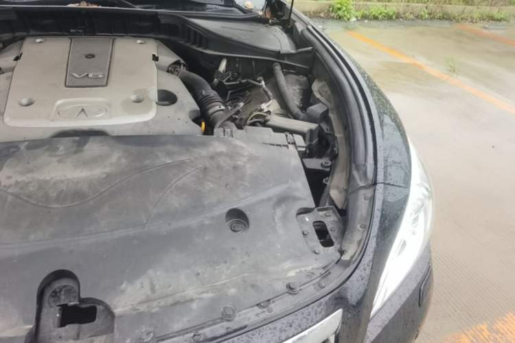 Used Infiniti M Series 2011 M25 Luxury Model Engine Bay Left