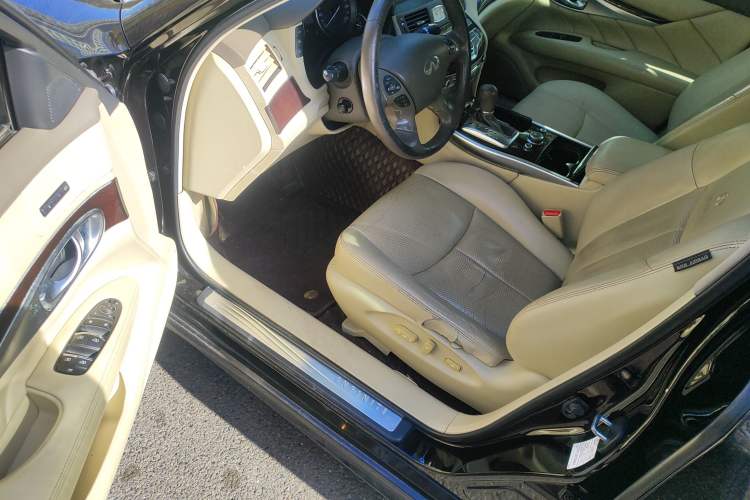 Used Infiniti M Series 2011 M25 Luxury Model Interior 3