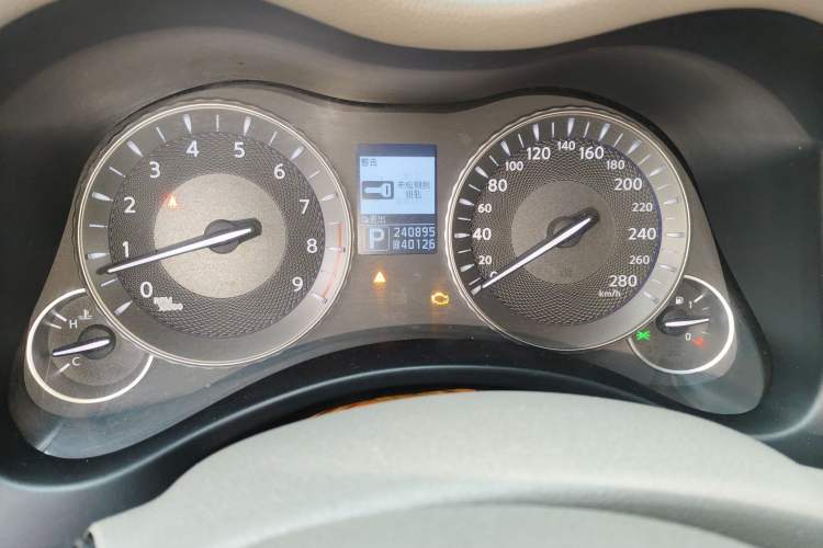 Used Infiniti M Series 2011 M25 Luxury Model Odometer Close Up
