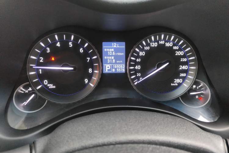 Used Infiniti M Series 2011 M25 Luxury Model Odometer Close Up