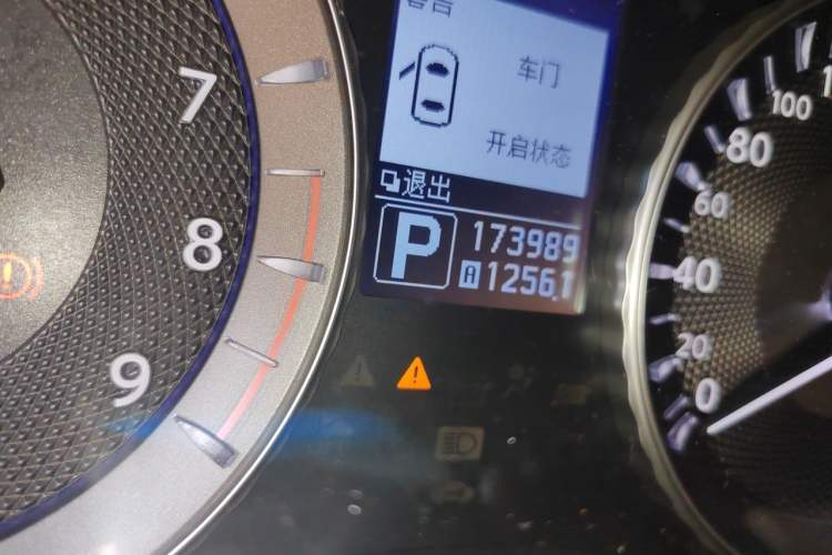 Used Infiniti M Series 2011 M25 Luxury Model Odometer Close Up
