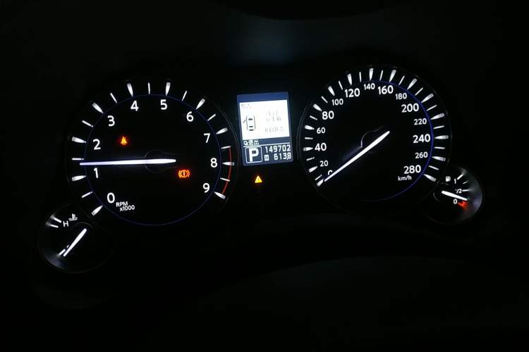 Used Infiniti M Series 2011 M25 Comfort Model Odometer Close Up