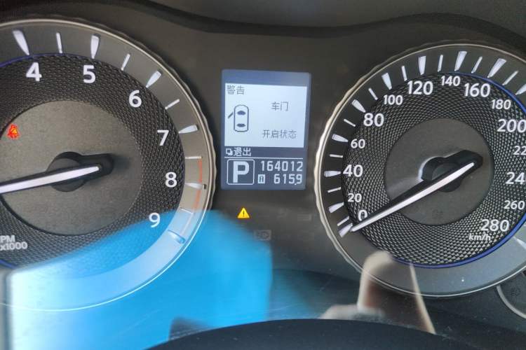 Used Infiniti M Series 2011 M25 Luxury Model Odometer Close Up