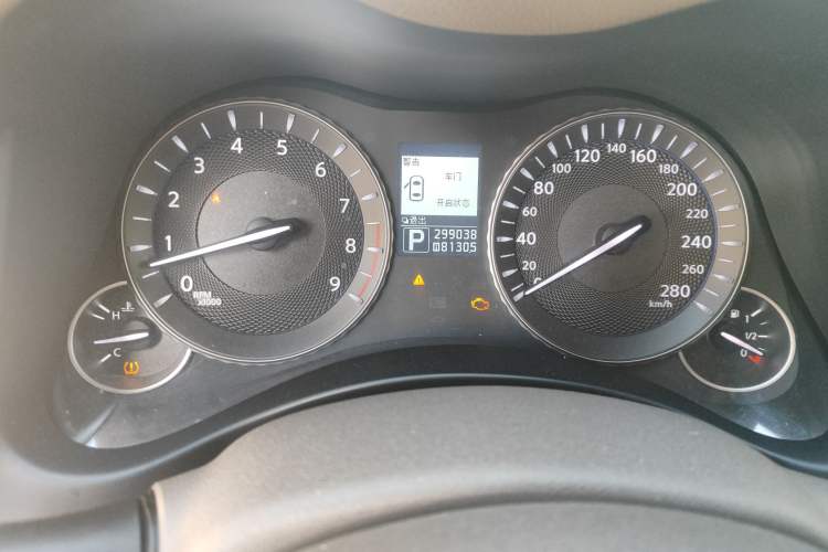 Used Infiniti M Series 2011 M25 Luxury Model Odometer Close Up