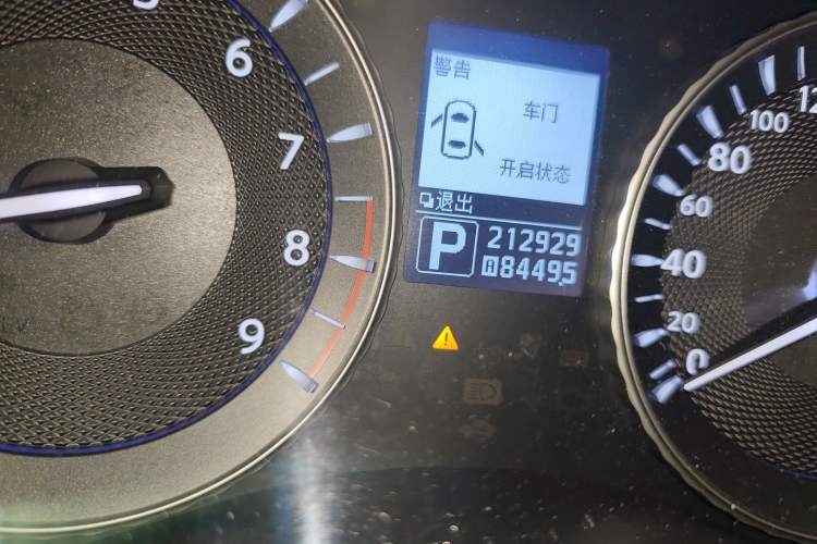 Used Infiniti M Series 2011 M25 Luxury Model Odometer Close Up