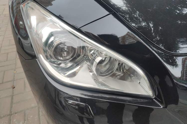 Used Infiniti M Series 2011 M25 Luxury Model Right Front Headlight