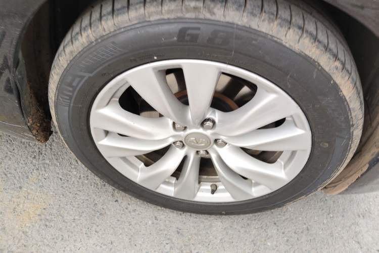 Used Infiniti M Series 2011 M25 Luxury Model Right Front Wheel Hub