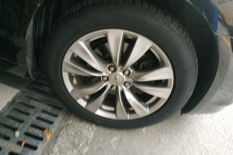 Used Infiniti M Series 2011 M25 Comfort Model Right Front Wheel Hub