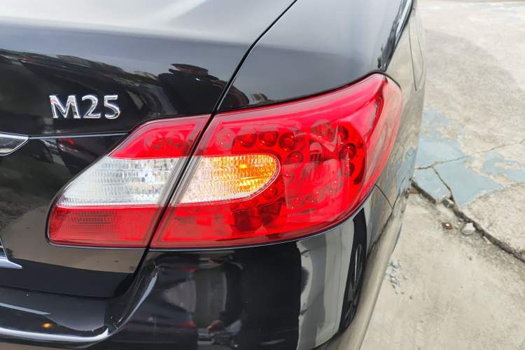Used Infiniti M Series 2011 M25 Luxury Model Right Rear Taillight