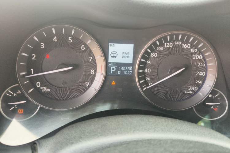 Used Infiniti M Series 2011 M25 Luxury Model Odometer Close Up
