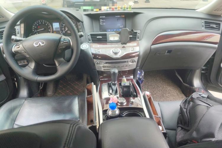 Used Infiniti M Series 2011 M25 Luxury Model Center Console