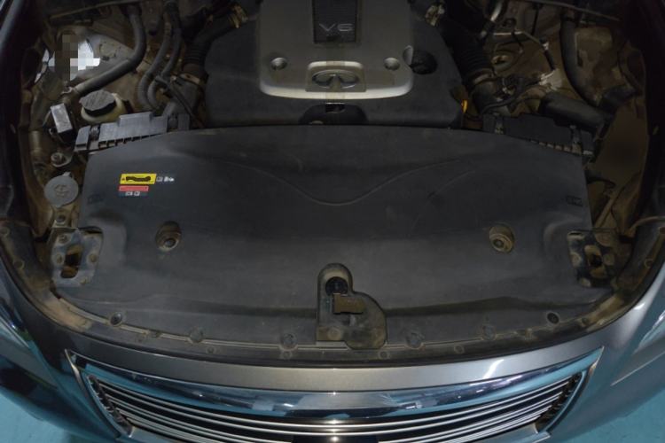 Used Infiniti M Series 2011 M25 Comfort Model Engine Bay