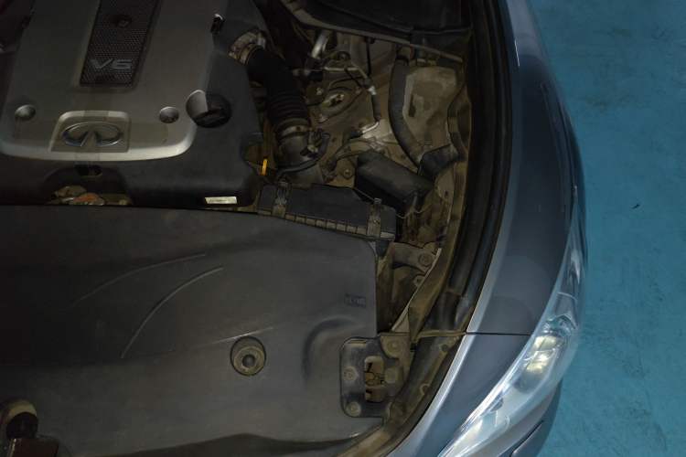Used Infiniti M Series 2011 M25 Comfort Model Engine Bay Left