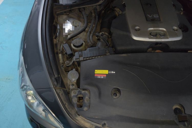 Used Infiniti M Series 2011 M25 Comfort Model Engine Bay Right