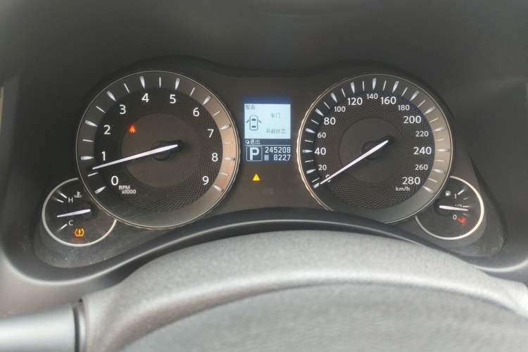 Used Infiniti M Series 2011 M25 Luxury Model Odometer Close Up