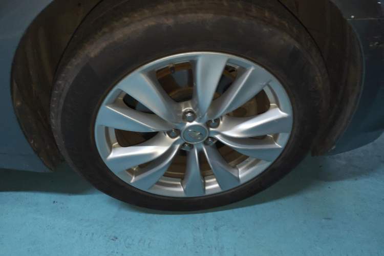 Used Infiniti M Series 2011 M25 Comfort Model Right Front Wheel Hub