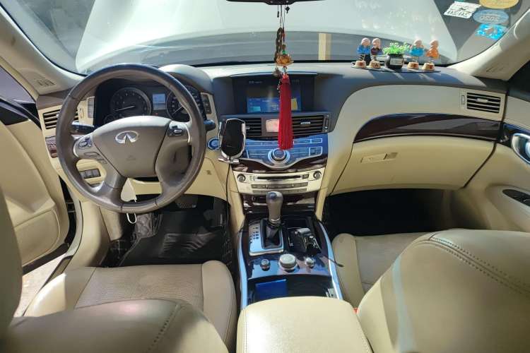 Used Infiniti M Series 2011 M25 Luxury Model Center Console