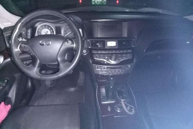 Used Infiniti M Series 2011 M25 Luxury Model Center Console