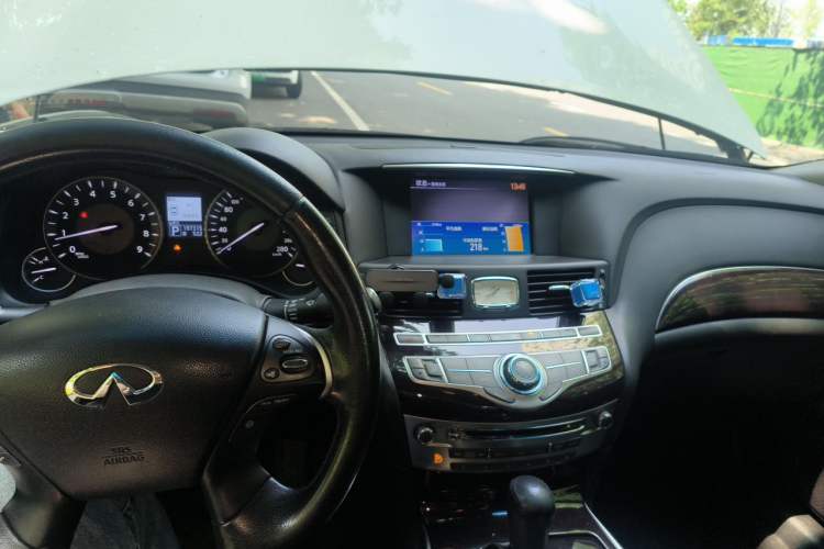 Used Infiniti M Series 2011 M37 model Center Console