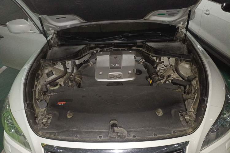 Used Infiniti M Series 2011 M25 Comfort Model Engine Bay