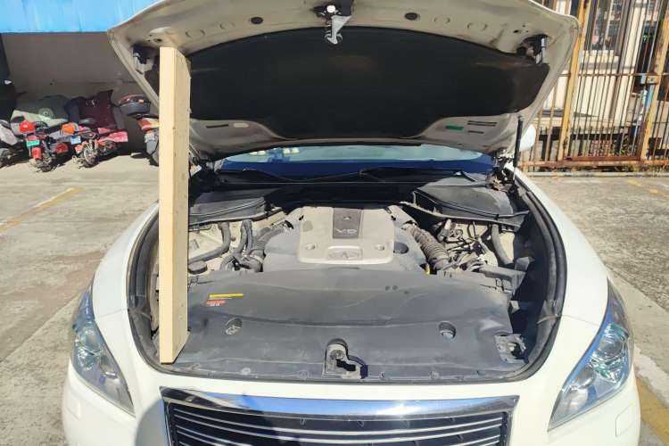 Used Infiniti M Series 2011 M25 Luxury Model Engine Bay