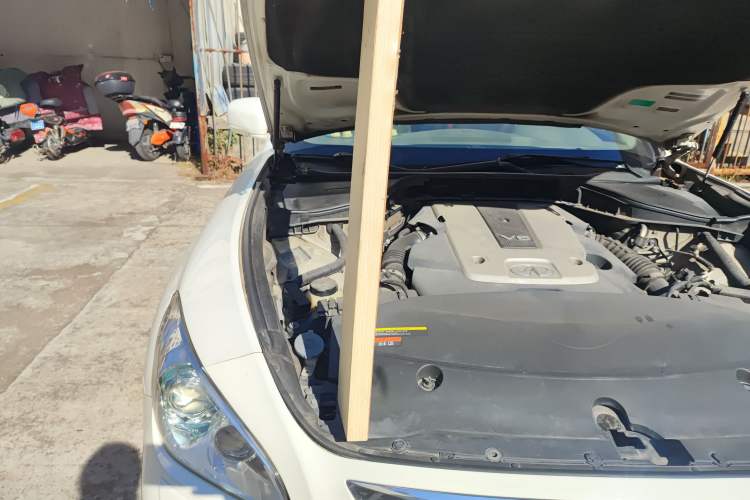 Used Infiniti M Series 2011 M25 Luxury Model Engine Bay Right