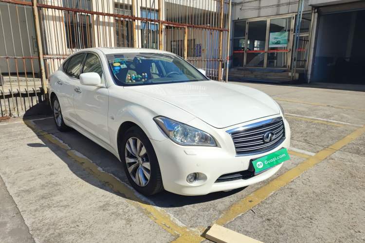 Used Infiniti M Series 2011 M25 Luxury Model Front Right 45 Deg