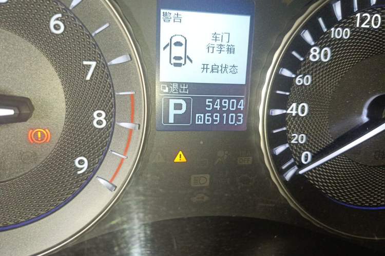 Used Infiniti M Series 2011 M25 Comfort Model Odometer Close Up