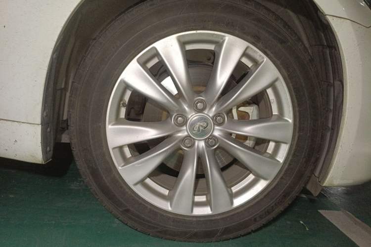 Used Infiniti M Series 2011 M25 Comfort Model Right Front Wheel Hub