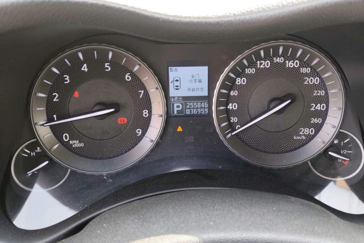 Used Infiniti M Series 2012 M25L Elegance Edition Odometer Close Up