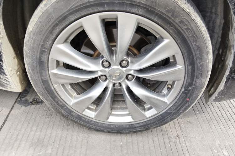 Used Infiniti M Series 2012 M25L Elegance Edition Right Front Wheel Hub