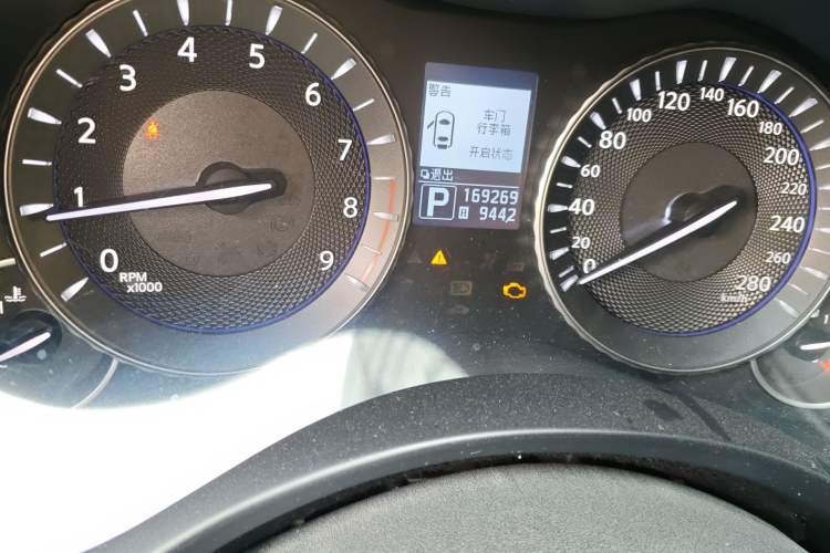 Used Infiniti M Series 2012 M25L Luxury Edition Odometer Close Up
