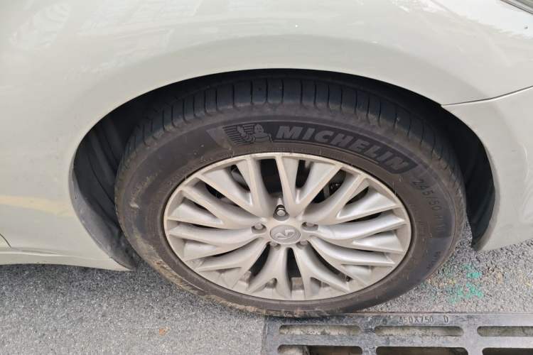 Used Infiniti M Series 2012 M25L Luxury Edition Right Front Wheel Hub