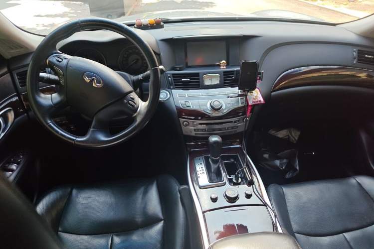 Used Infiniti M Series 2012 M25L Comfort Edition Center Console