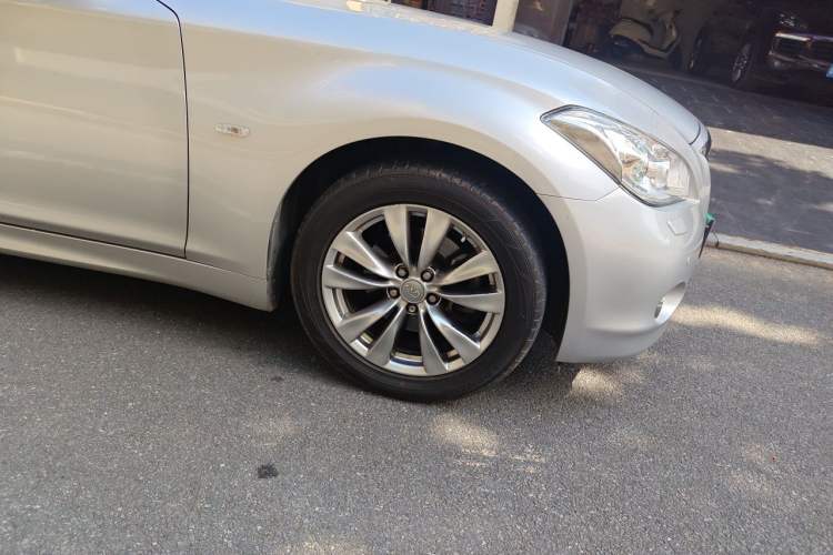 Used Infiniti M Series 2012 M25L Comfort Edition Right Front Wheel Hub