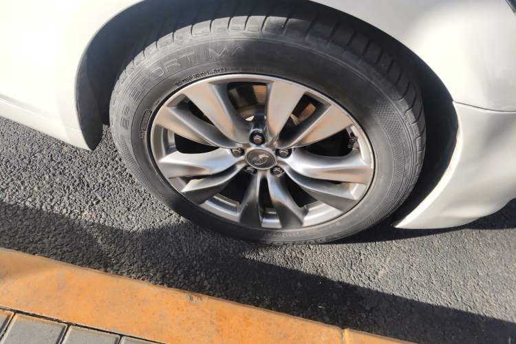 Used Infiniti M Series 2012 M25L Comfort Edition Right Front Wheel Hub