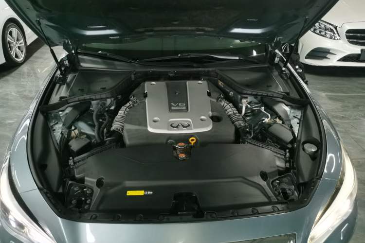 Used Infiniti Q50 2014 3.7L Luxury Edition Engine Bay