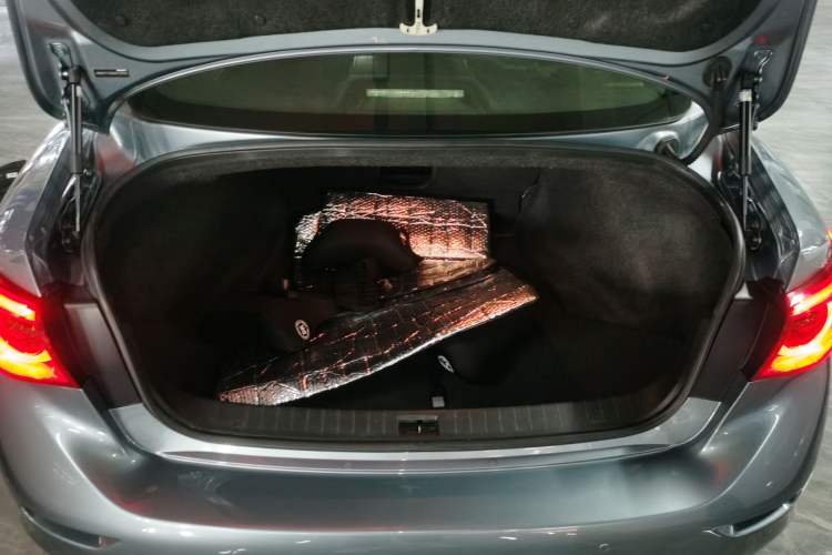 Used Infiniti Q50 2014 3.7L Luxury Edition Trunk