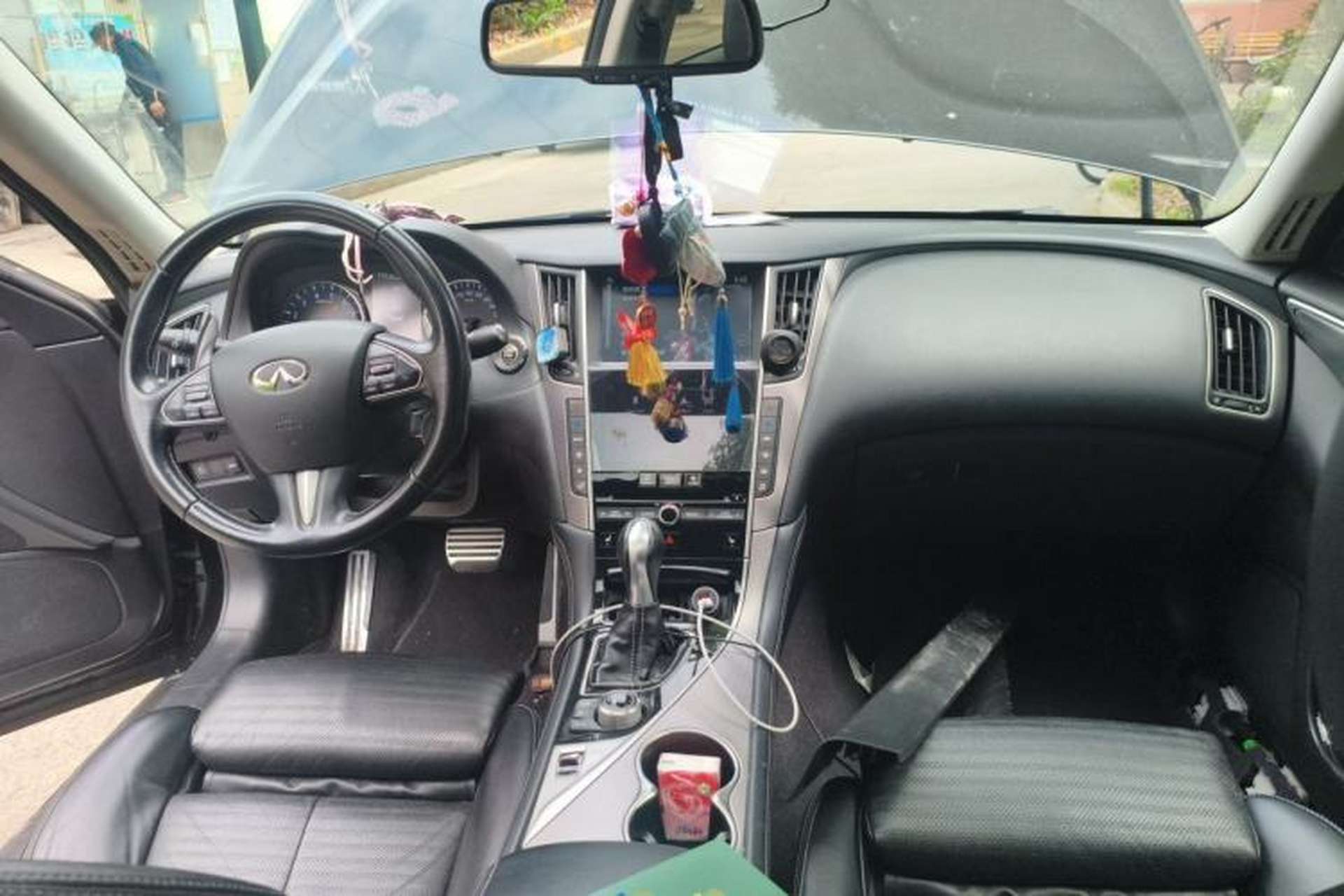 Used Infiniti Q50 2014 3.7L Luxury Sport Edition Center Console