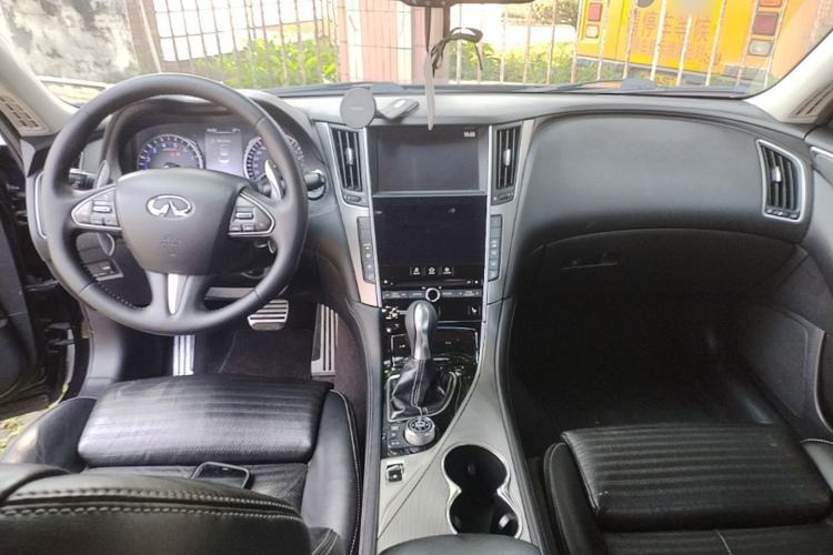 Used Infiniti Q50 2014 3.7L Luxury Sport Edition Center Console