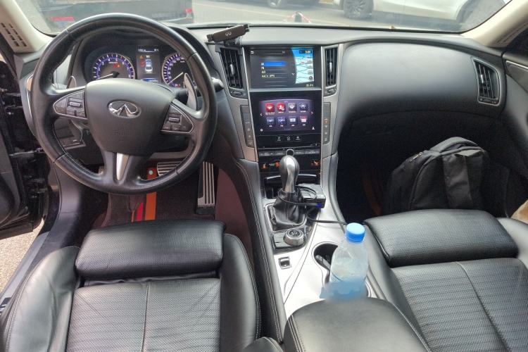 Used Infiniti Q50 2014 3.7L Luxury Sport Edition Center Console