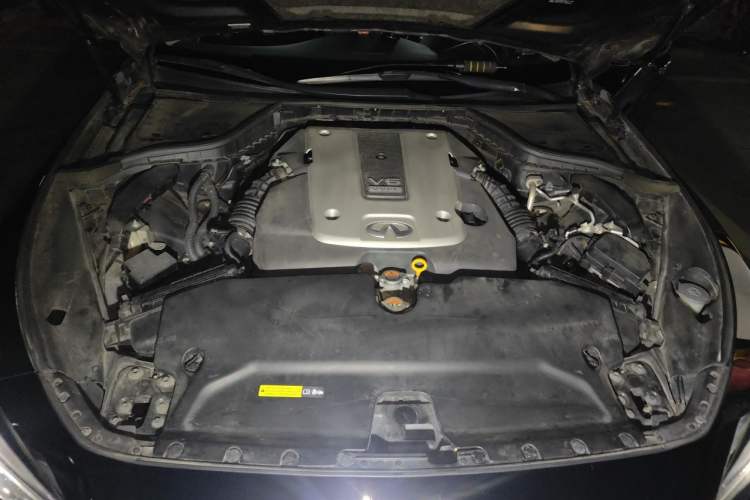 Used Infiniti Q50 2014 3.7L Comfort Edition Engine Bay