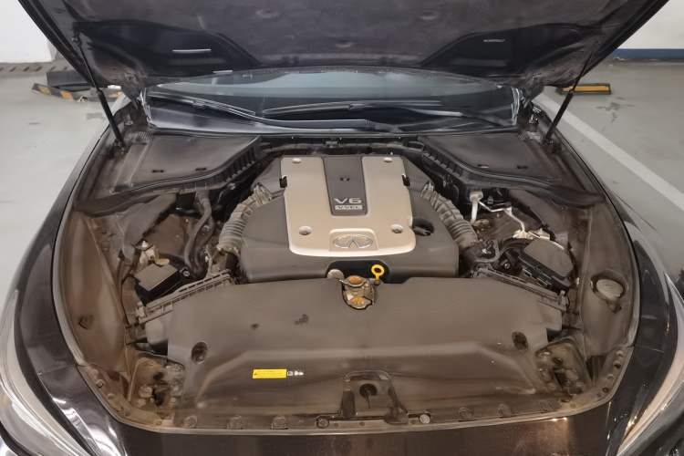 Used Infiniti Q50 2014 3.7L Luxury Sport Edition Engine Bay