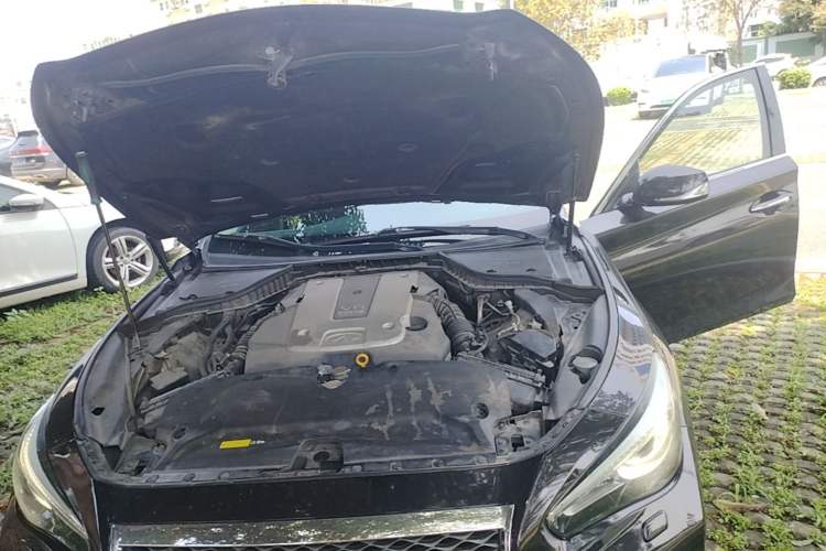 Used Infiniti Q50 2014 3.7L Luxury Sport Edition Engine Bay